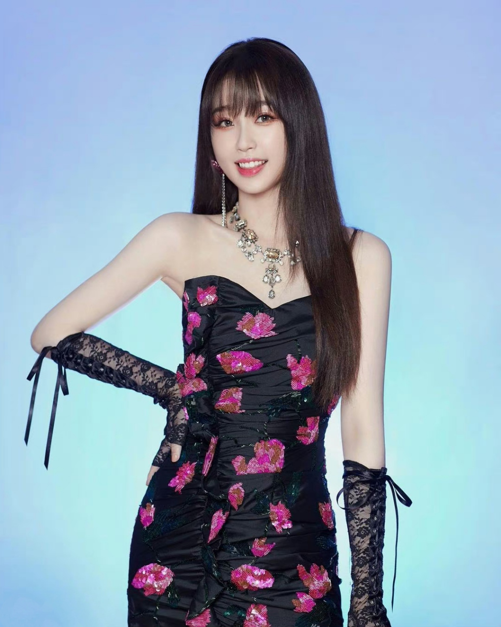 虞书欣# 乌黑飘逸的直发,花朵钉珠抹胸裙,甜美清纯,娇嗔妩媚,性感