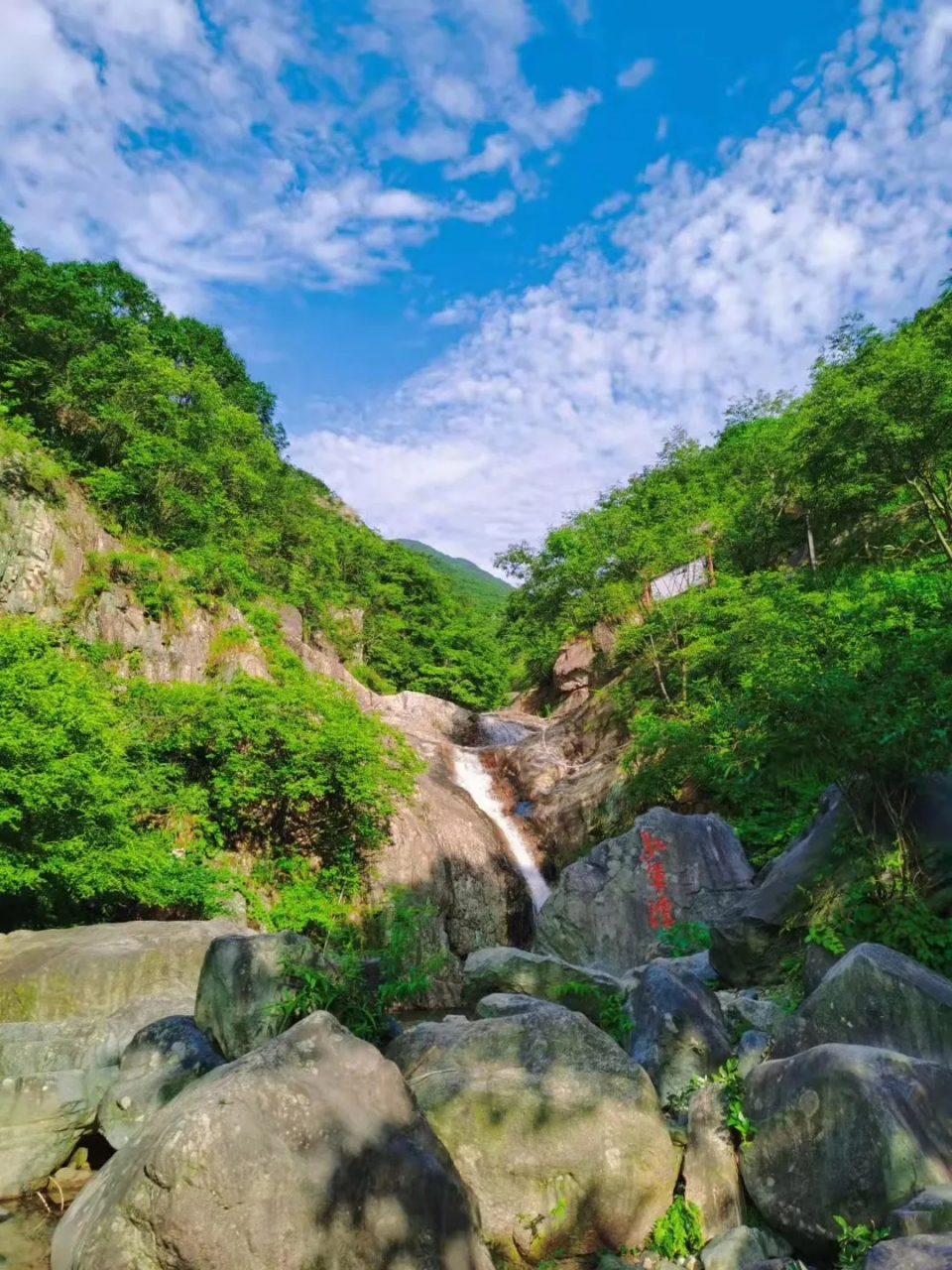 金刚台风景区位于河南省信阳市商城县东南8公里,因奇石纵横形象金刚而
