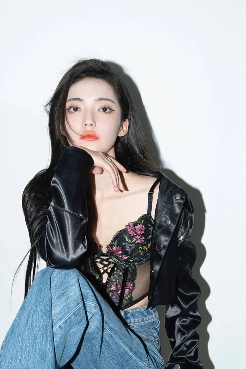 加奈那身穿黑色吊带, 她俏脸甜美靓丽,秀眸明亮, 朱唇红润,乌黑的卷发