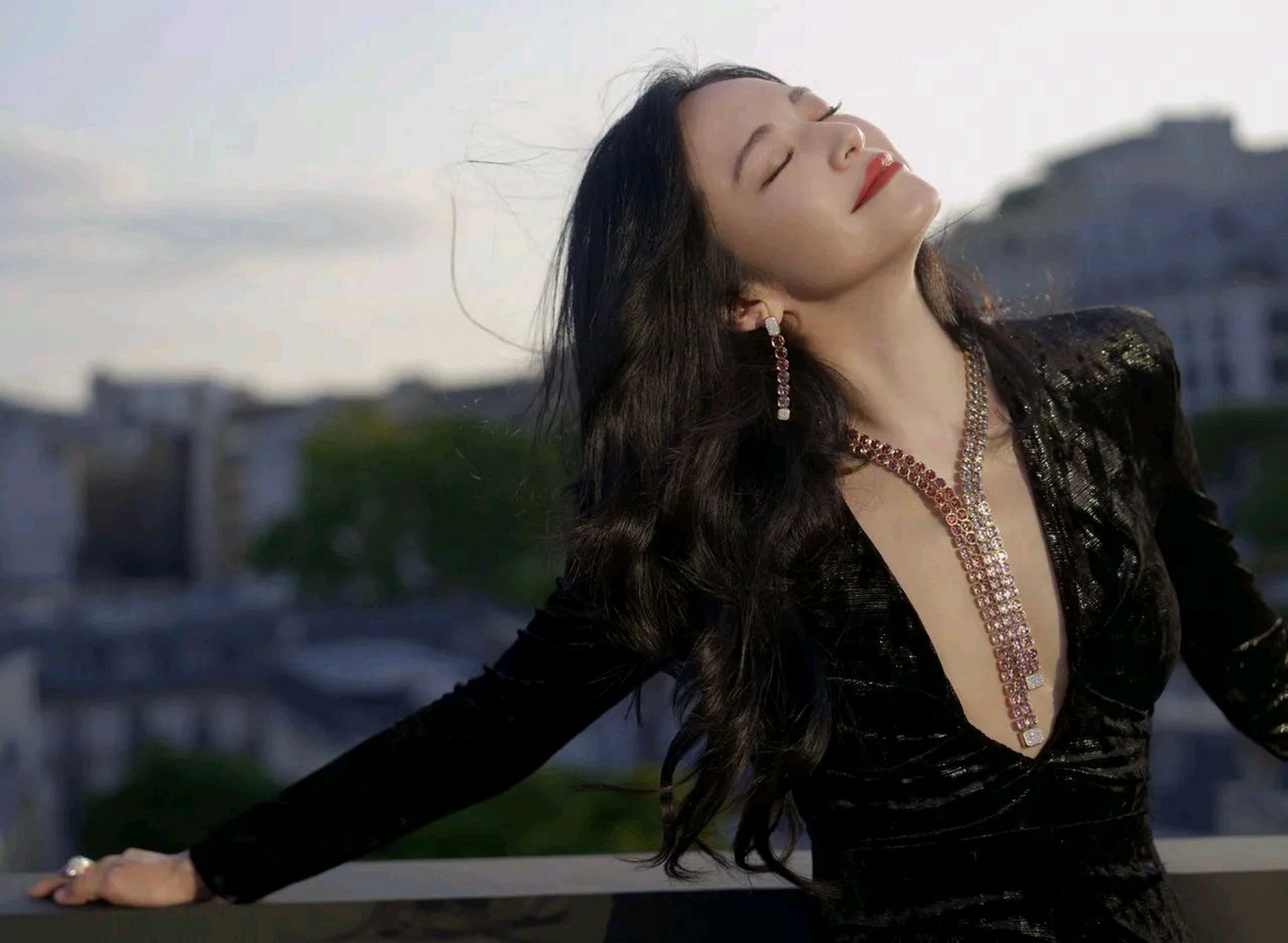 姚晨深v黑色礼服美照,一朵黑色芙蓉.#姚晨# #养眼美女