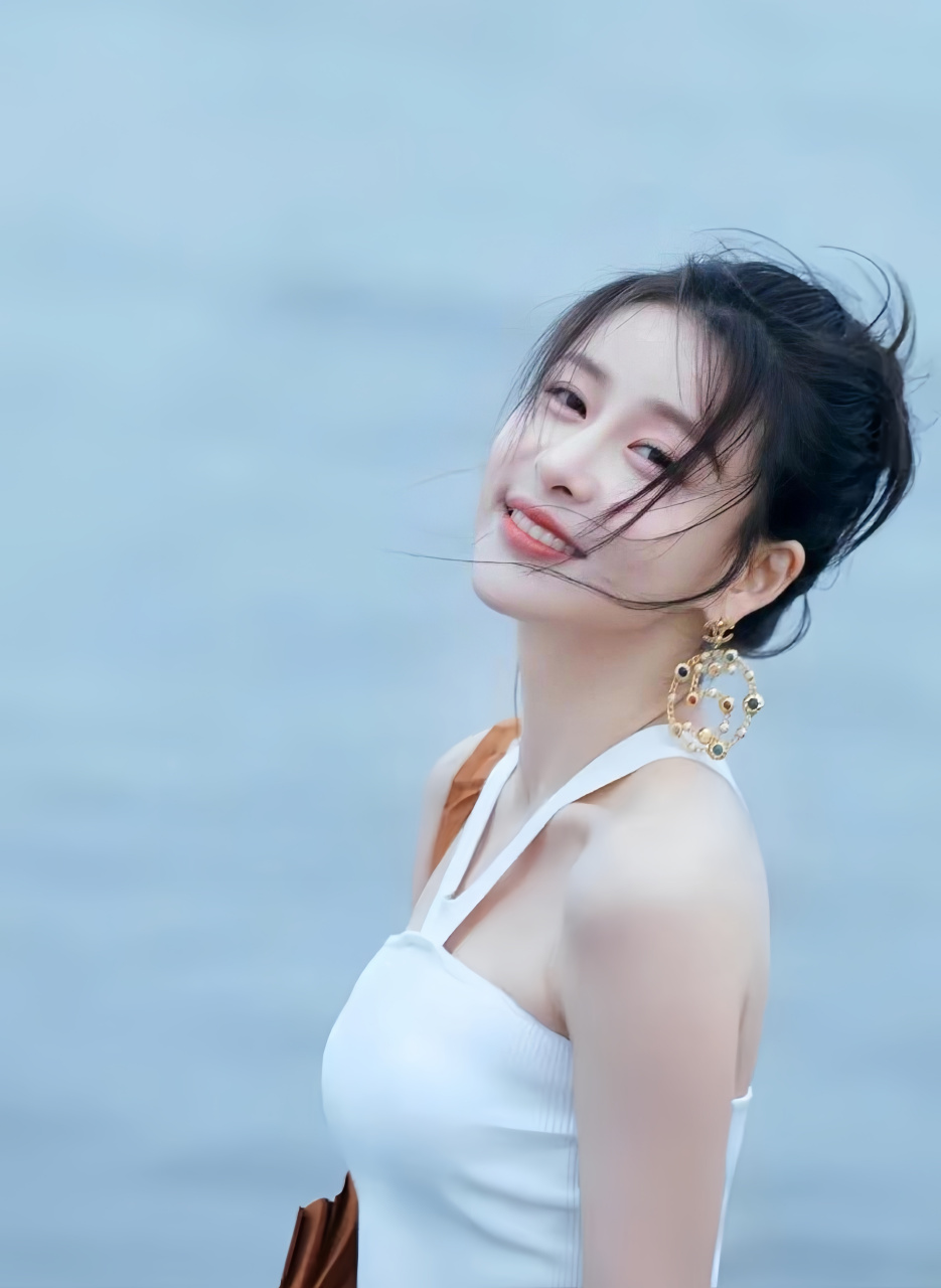 一件雪白的挂脖抹胸t恤,将她的肩颈线条衬托得恰到好处,迷人又性感.