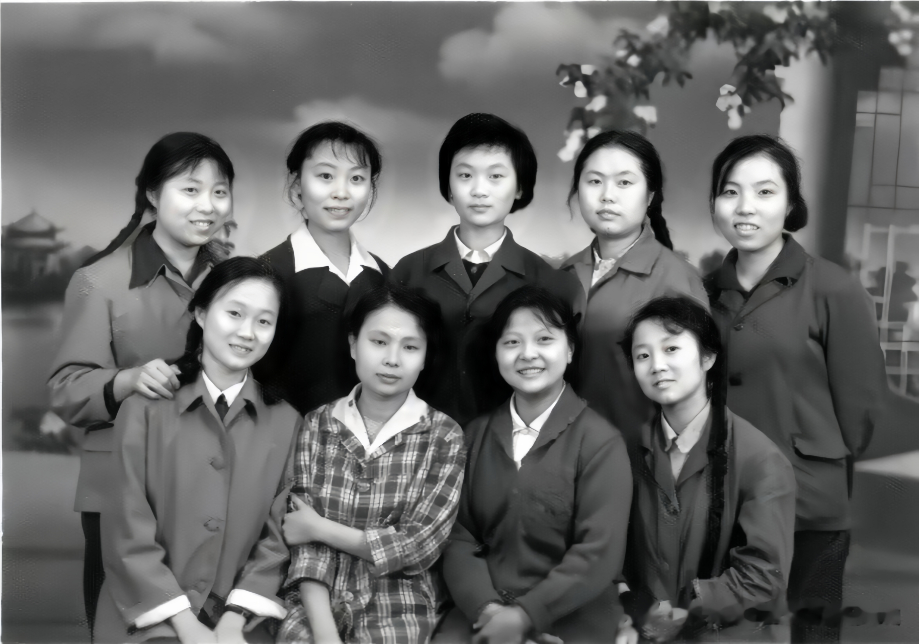 上世纪80年代,九位参加高考的女孩子一起在照相馆的合影,时隔35年后