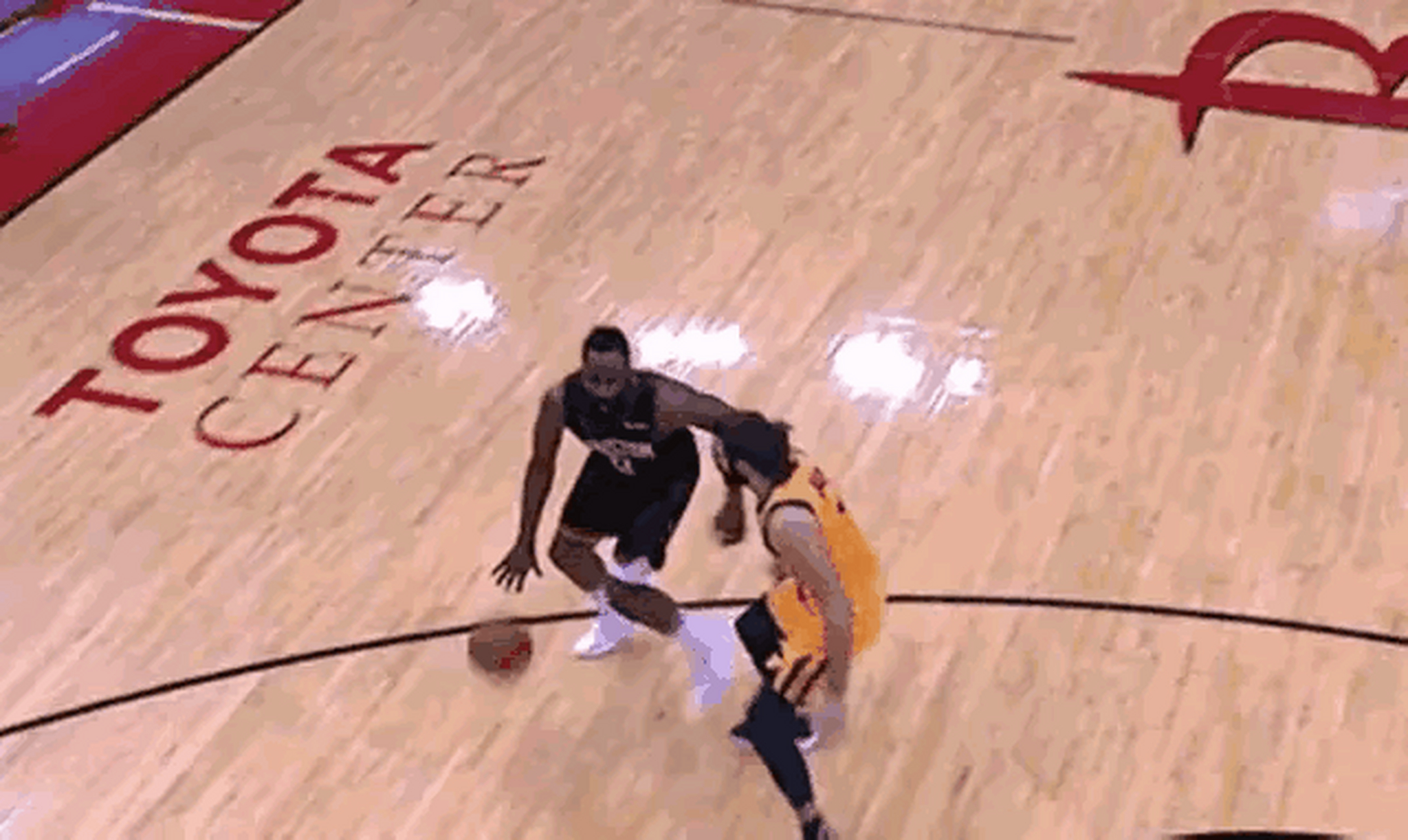 乔丹和哈登的后撤步对比,显而易见,现在的吹罚规则对于基本功的要求