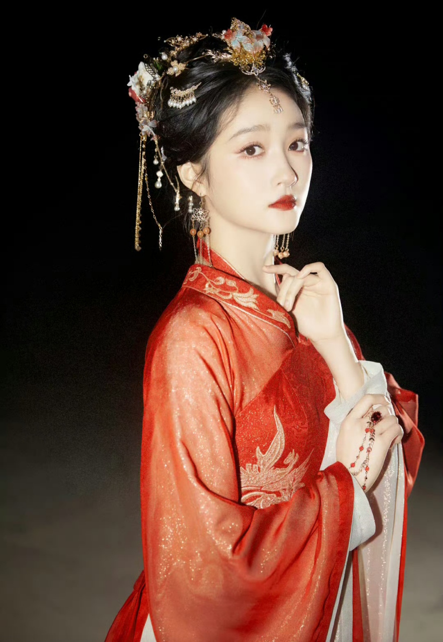 关晓彤这次的敦煌飞天舞妆造,大家觉得如何[滑稽]#养眼美女# #关晓彤