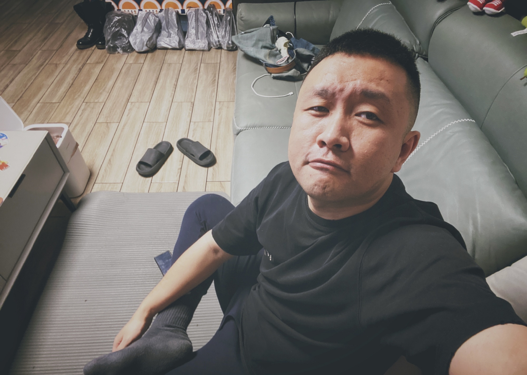 居家难免无聊,大叔的自拍照,有点可爱这个表情.#男人