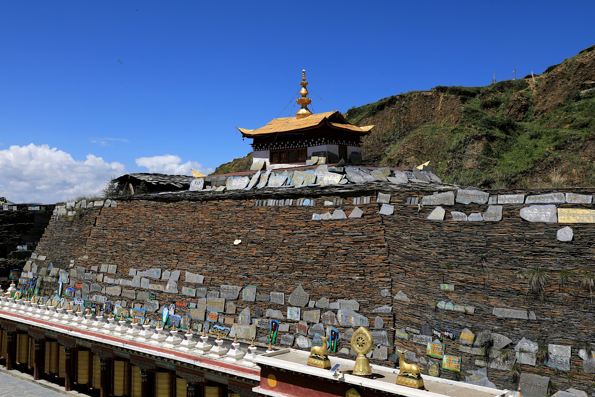 木雅大寺坐落在四川省甘孜州塔公镇各日马村,镶嵌在塔公草原里面,距离