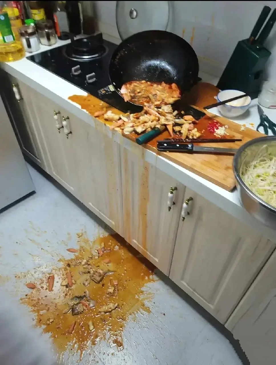 小的时候也打碎过碗,我妈就会冲过来指着我鼻子骂我.