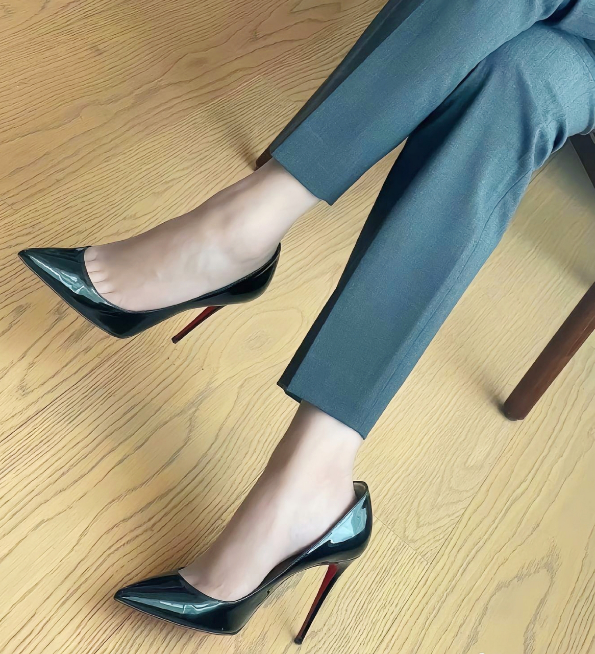 黑色高跟鞋的奢华魅力总是让人难以抗拒#高跟鞋# #时尚穿搭