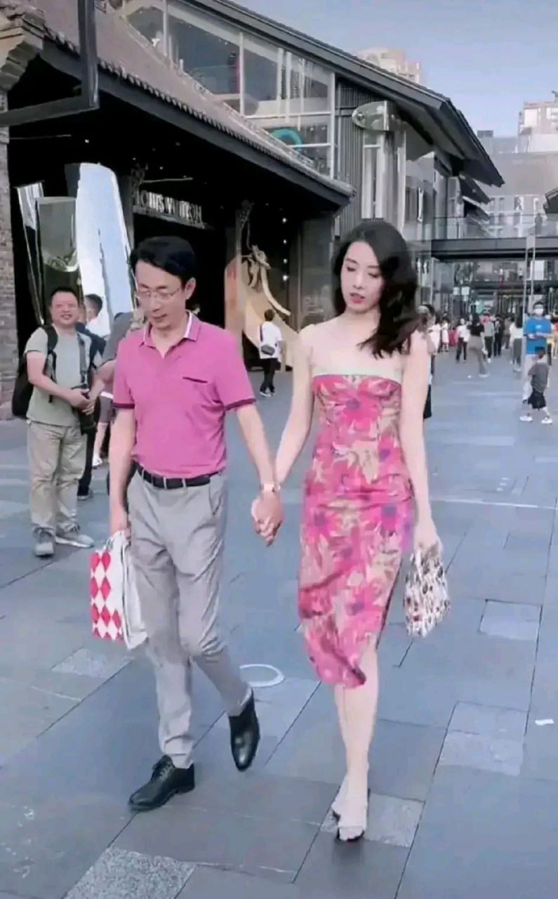 在淘宝上搜索成都街拍四字,出来的都是这条玫红色抹胸裙.