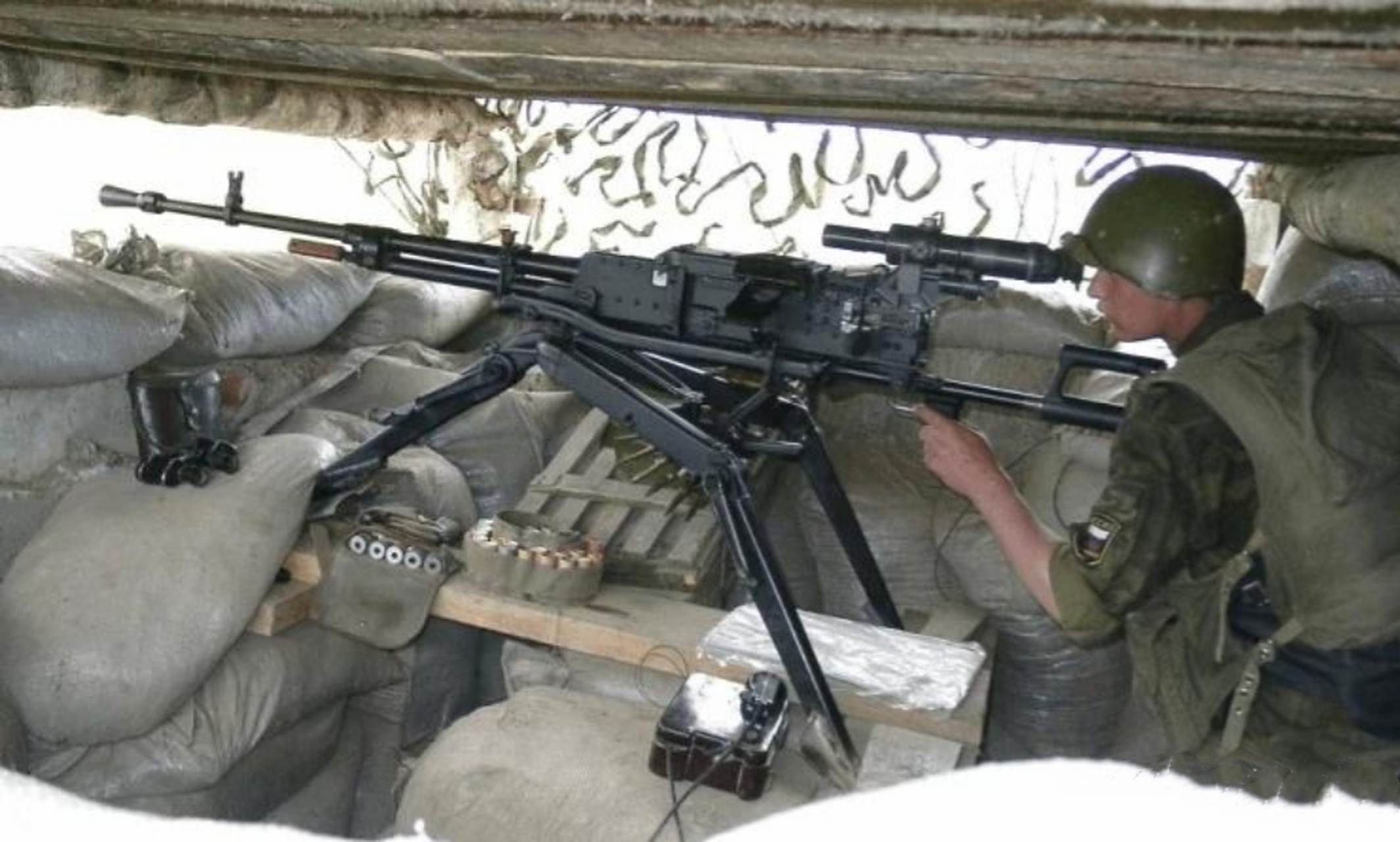 "岩石"重机枪,是世界首款配备两脚架的大口径机枪,其性能优良,皮实