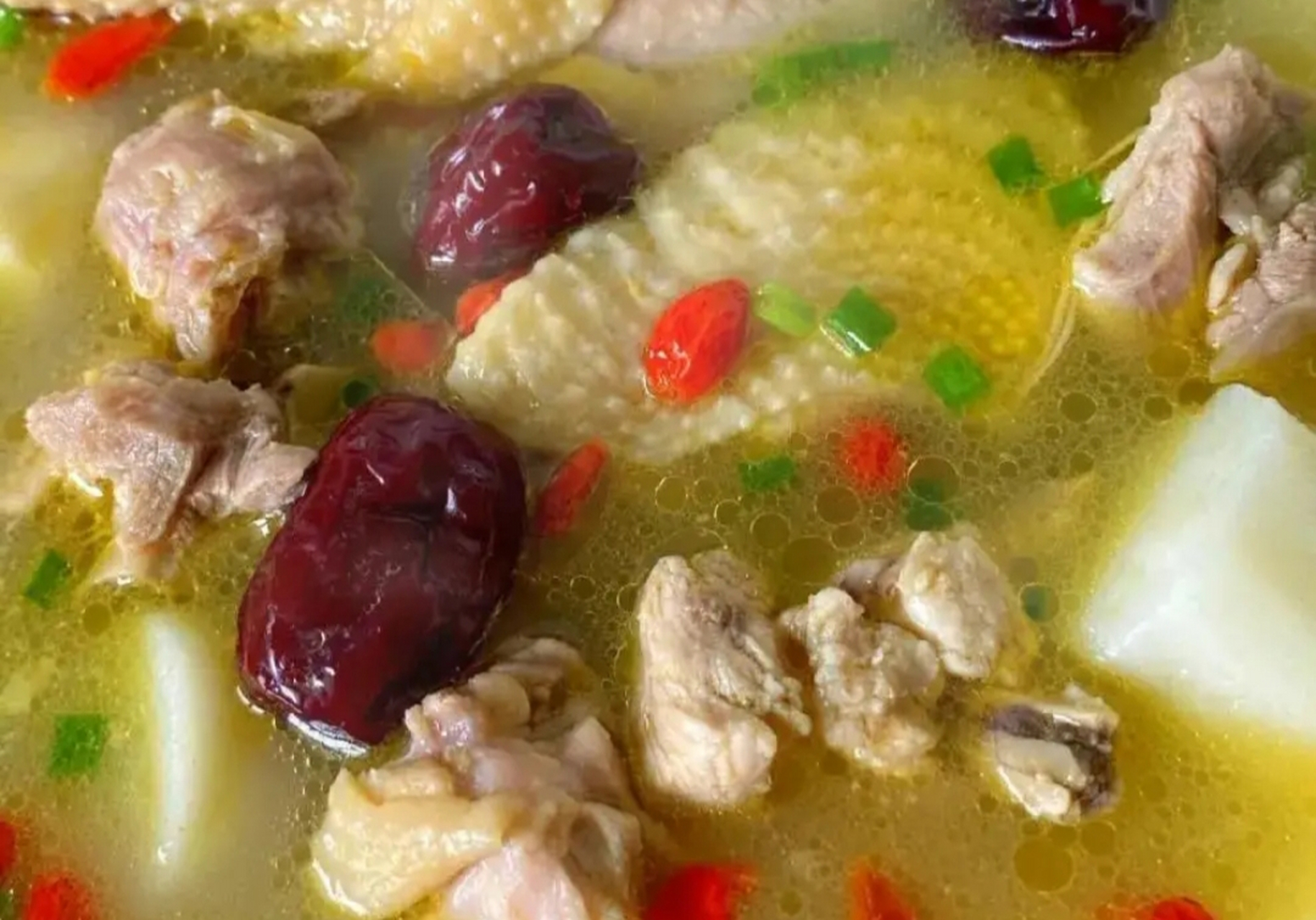 我的美食分享#  山药红枣炖鸡汤  准备食材:鸡肉,山药,红枣,姜片