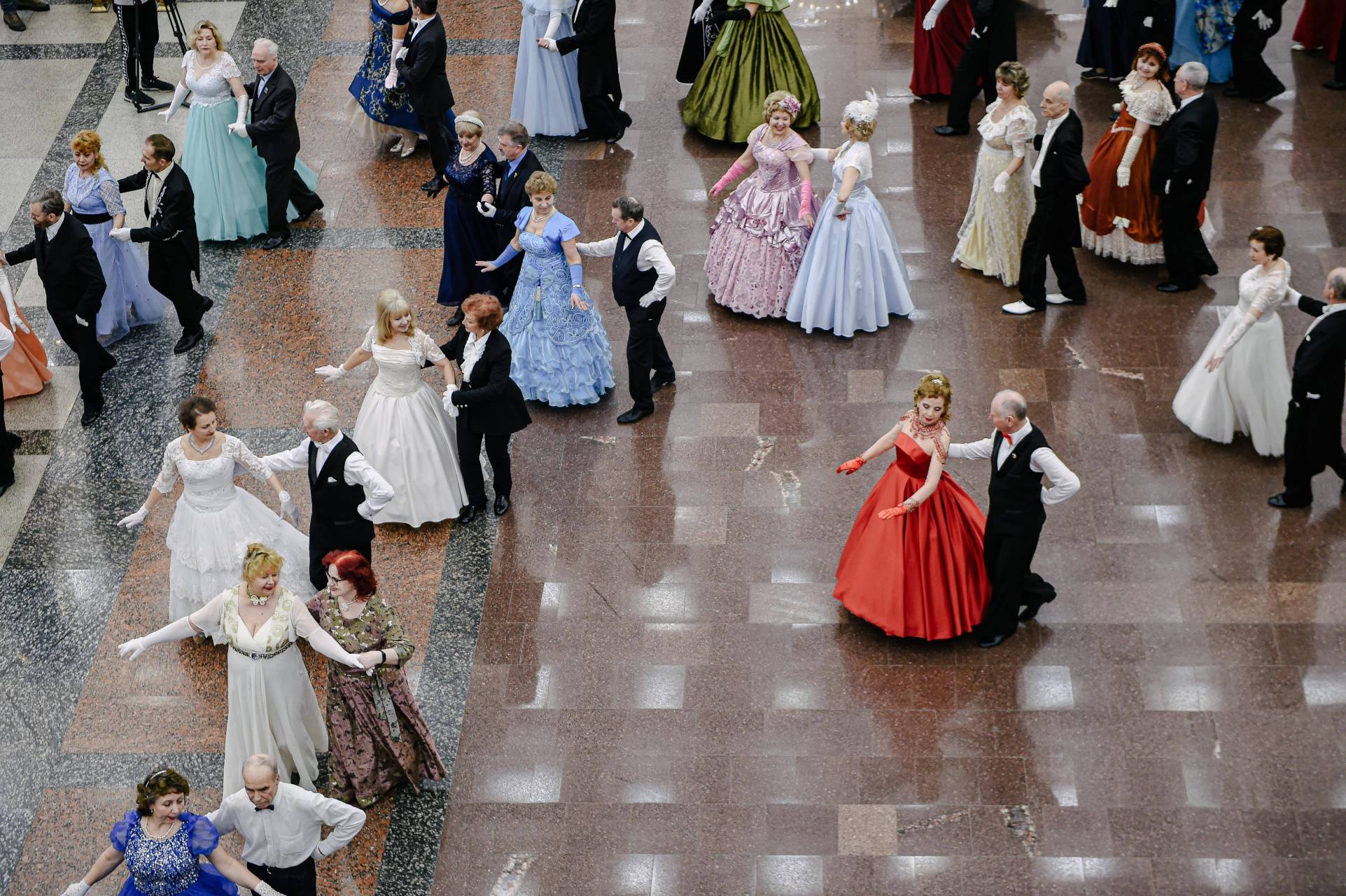 小丽莎去参加一个舞会,由于没有舞伴,只好干坐着,无聊极了.