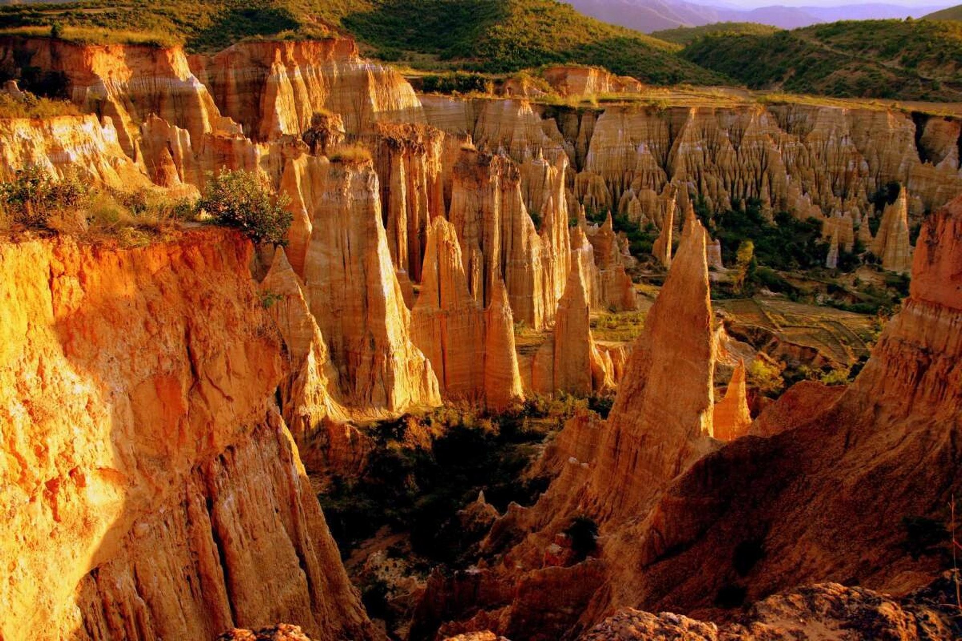 云南元谋土林  元谋土林,位于云南楚雄州元谋县物茂乡,与陆良彩色沙林