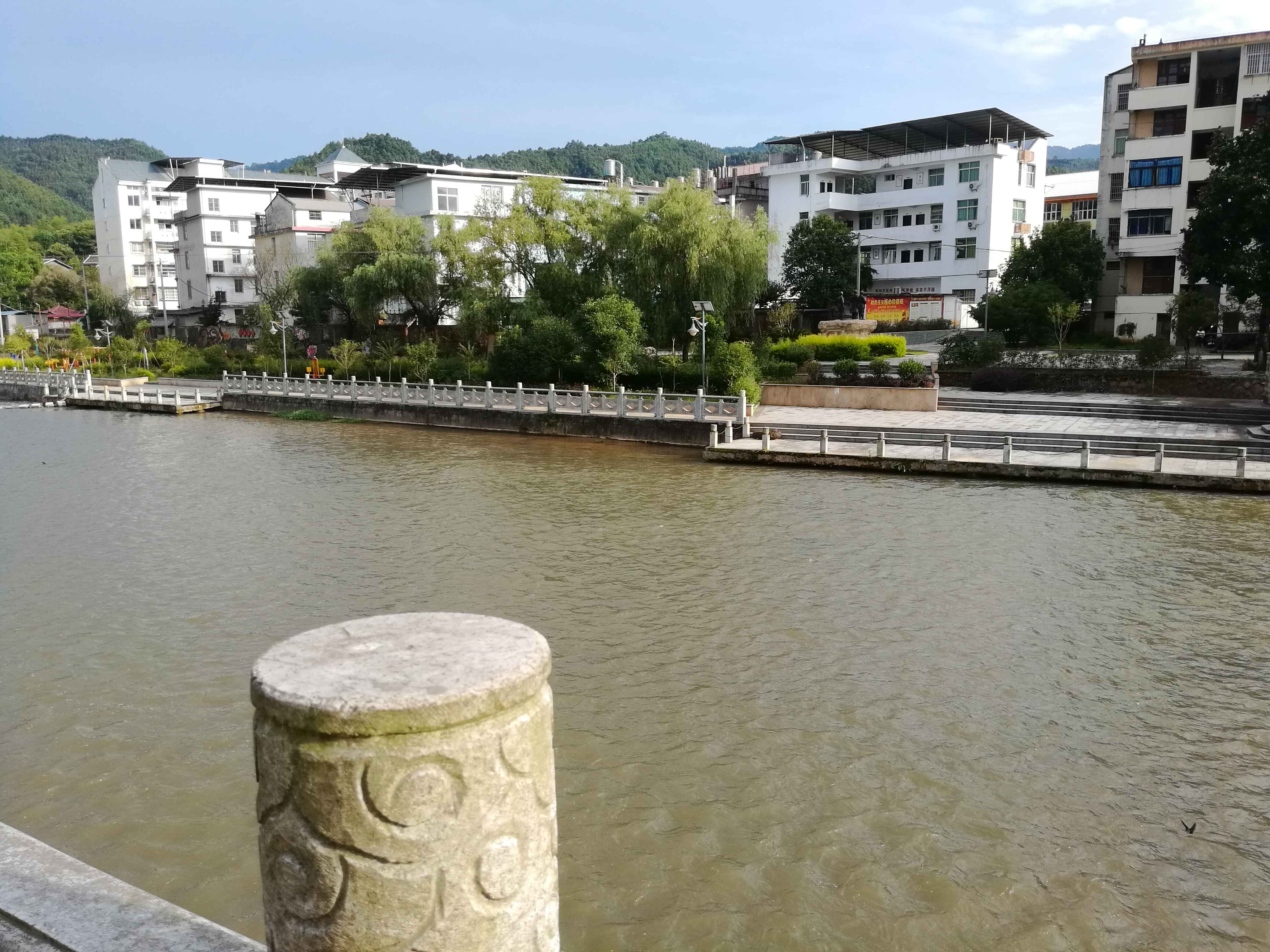 夜幕降临,星辰闪烁,月光洒在无尽的天际