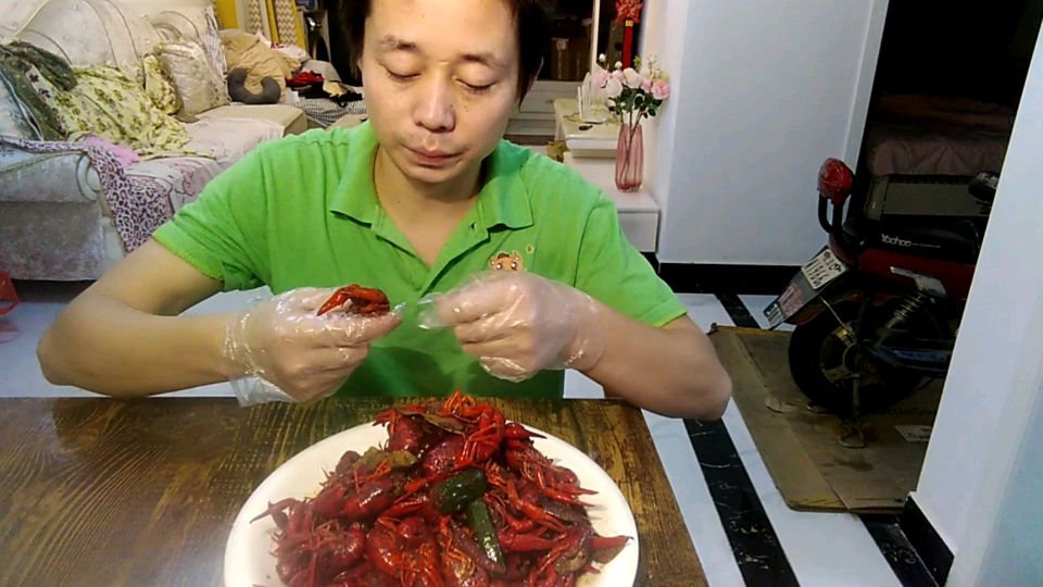 油焖大虾三斤,不够吃,胖子麻辣鱼调料烧出来,味道非常好吃