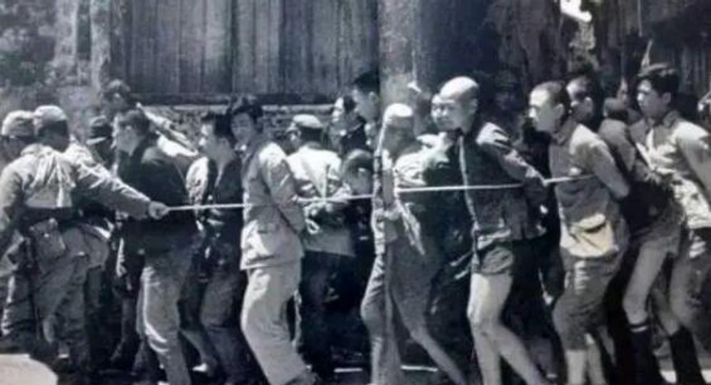 1937年,潘开明看见日本人用铁丝穿过战士的大腿和锁骨,然后串起来,每