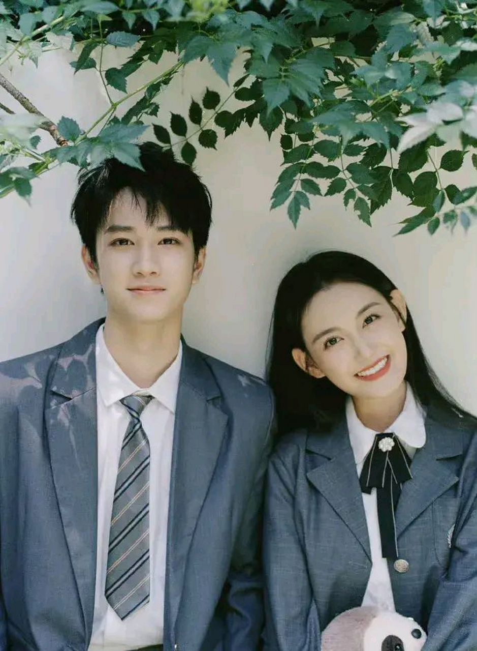 敖子逸和蒋依依cp写真,看到两人的全身照后,萌萌的身高差.