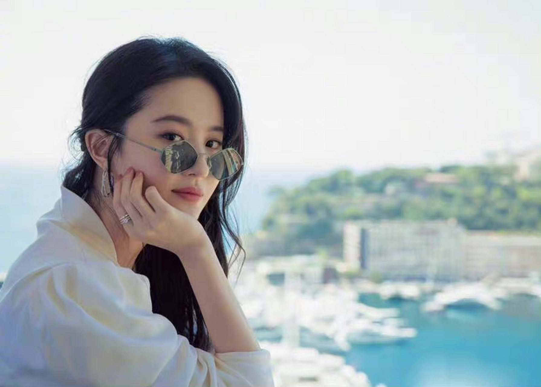 刘亦菲美照,皮肤白皙水嫩,长相清纯可爱,气质美艳动人,仙气满满的,真