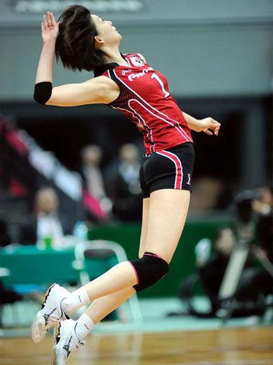 日本女排队员栗原惠,1984年7月出生,日本职业排球运动员,场上司职主攻