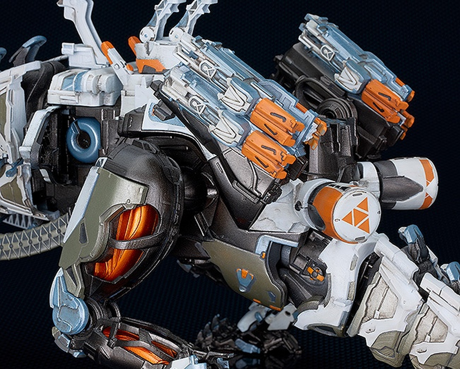 模型欣赏:gsc moderoid 地平线:西之绝境 机械兽闪电颚,全长约38厘米.