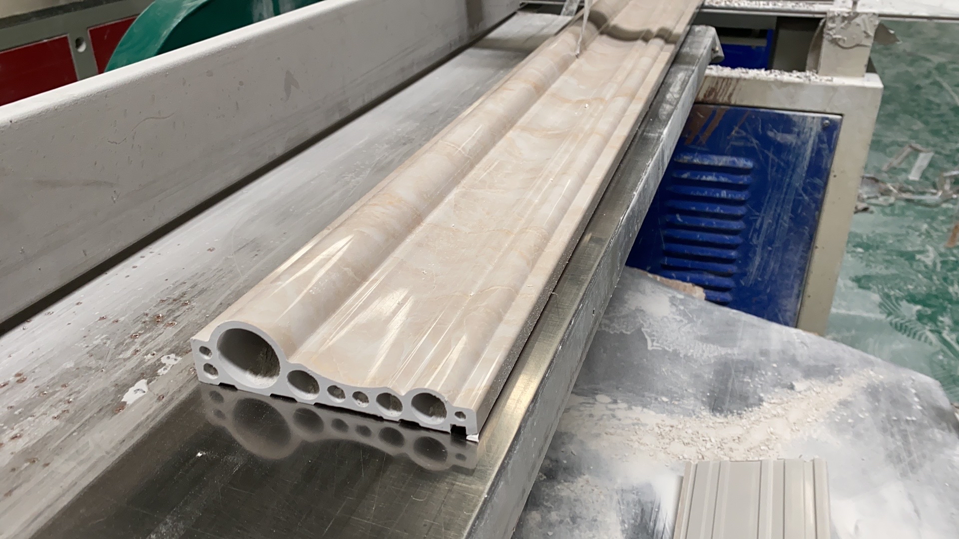 石塑电梯门套线生产与安装