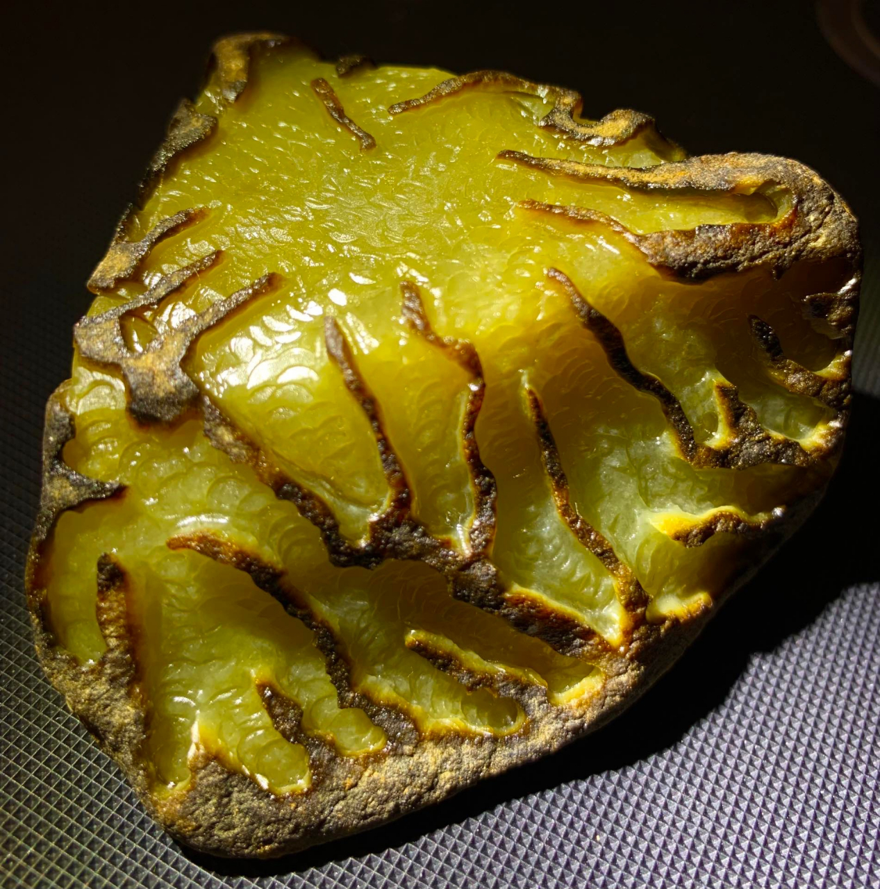 340克,莫西沙铁锈皮精品冰黄翡,整块大开窗,完整无裂,种老化冰,超正的