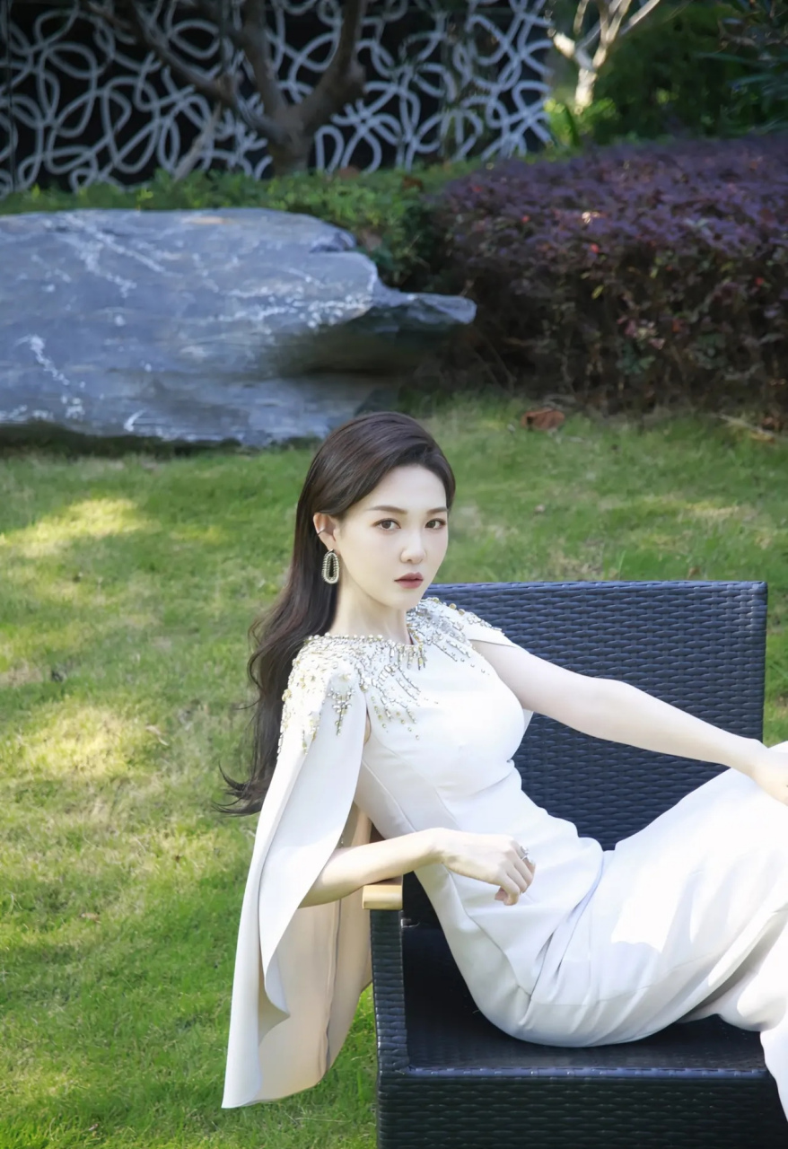 美女主持人郭玮,出席金鸡奖活动,一袭白色礼服,端庄秀丽,优雅迷人