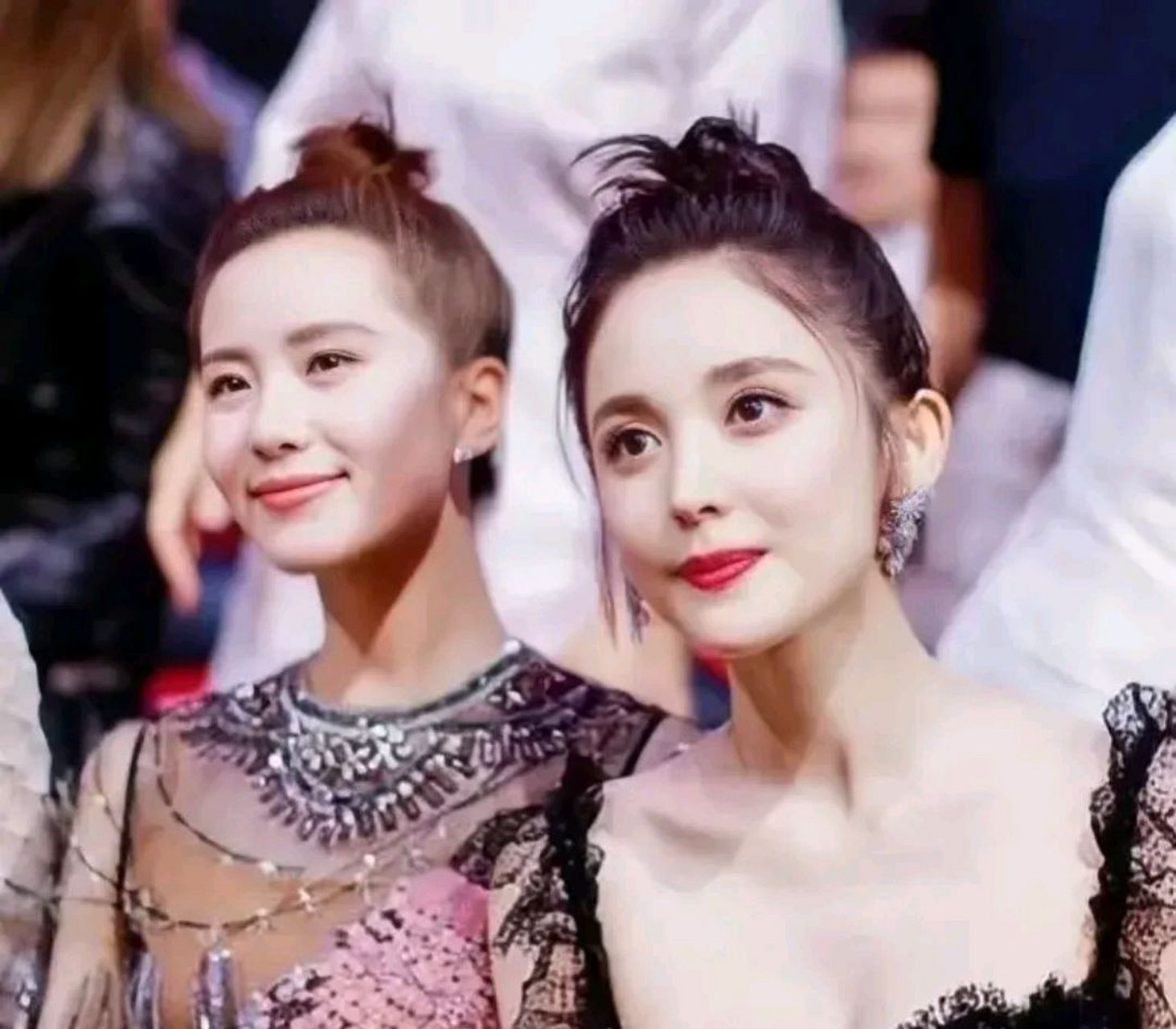 古力娜扎和刘诗诗两大美女同框,刘诗诗是娱乐圈公认的气质美女,但是