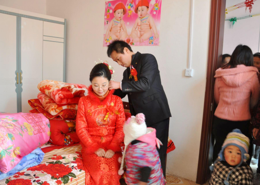22岁"智障女"嫁55岁老汉,出嫁当天放声痛哭,家人收到万元彩礼