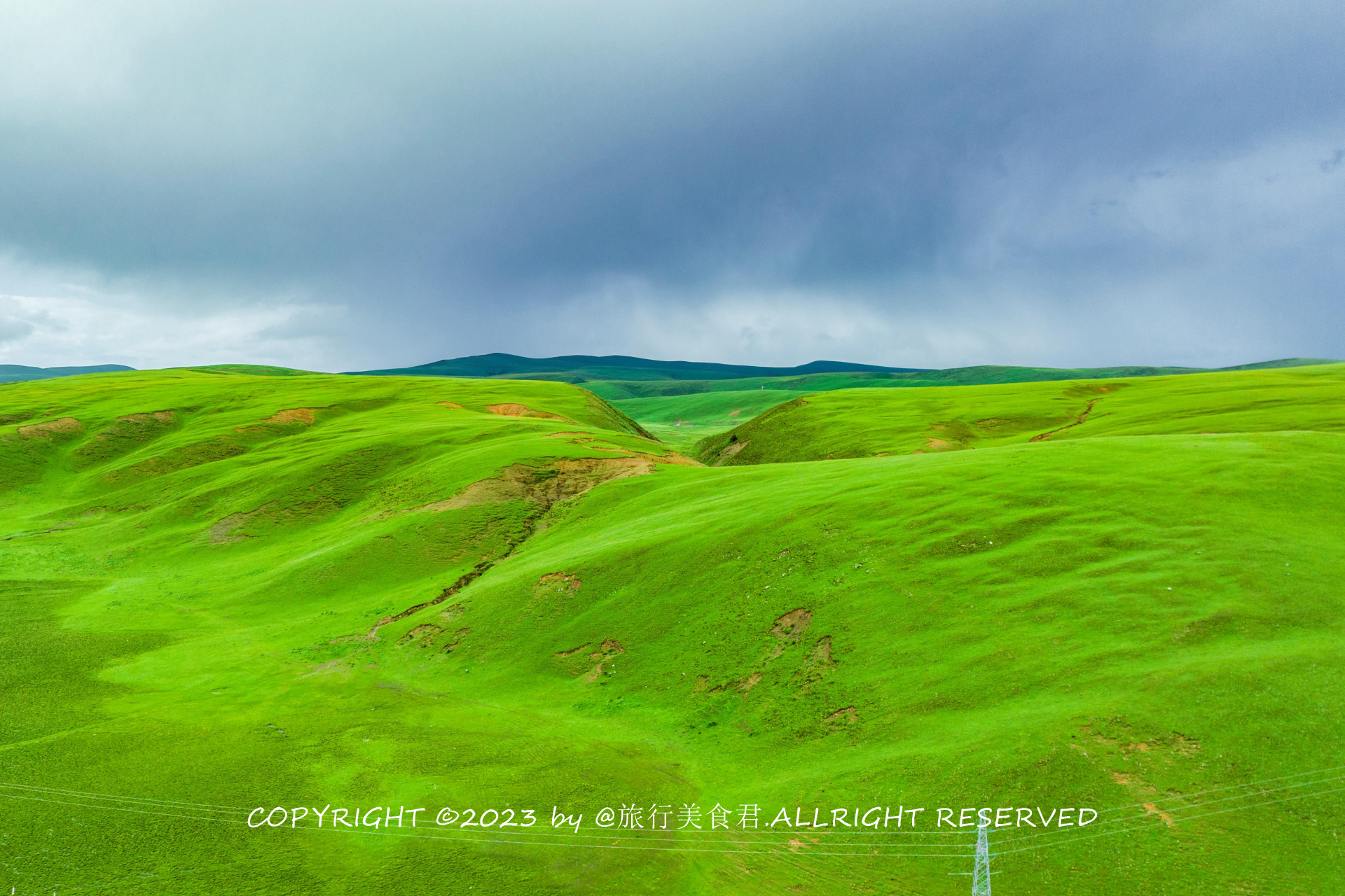 雨后初晴,天空湛蓝,与草原的翠绿相映成趣,构成一幅美丽的画卷.