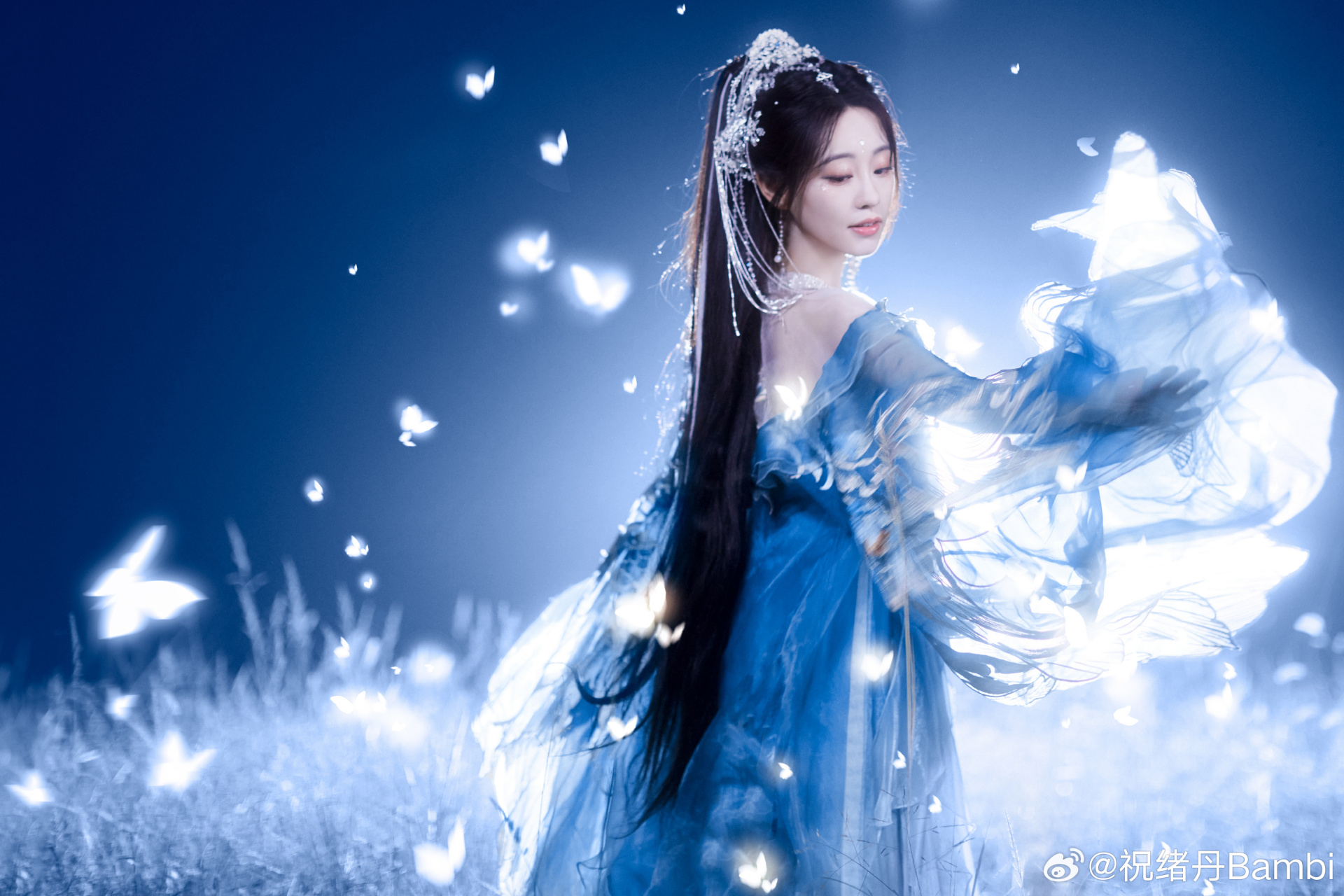 最近女明星扎堆拍古风照,看到祝绪丹也拍了一组,挺美的,说起来认识她