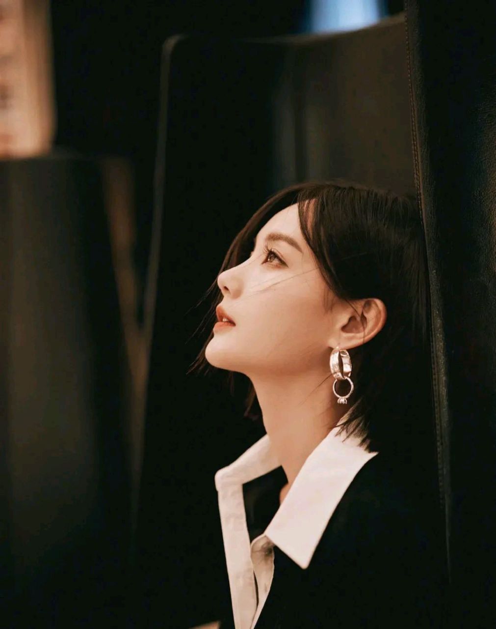 李一桐一身撞色长裙,优雅端庄的气质令人惊艳,在黑色系装扮中展现出不