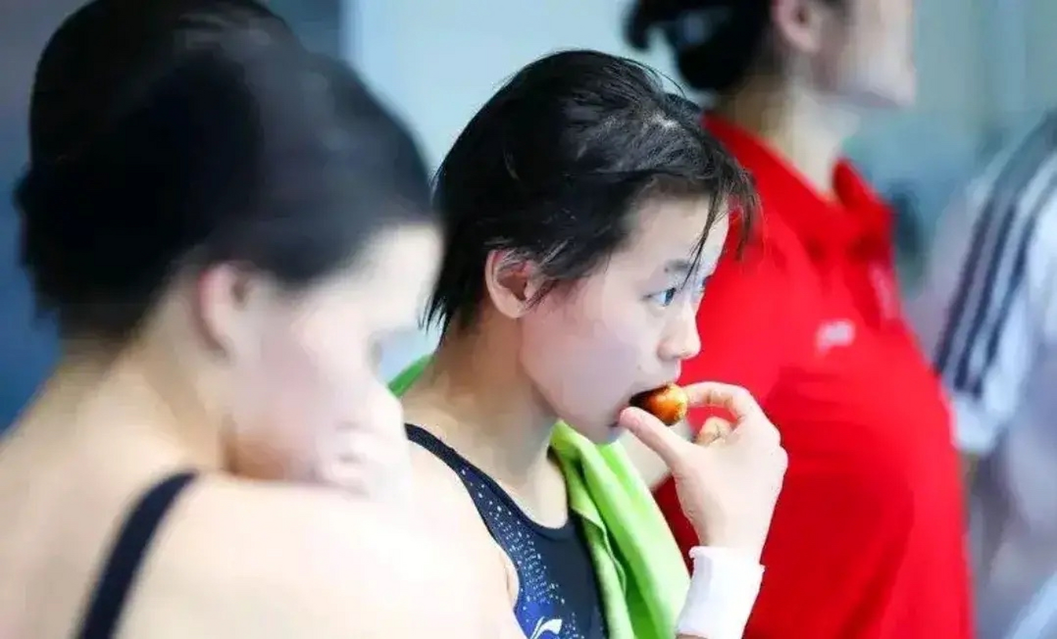 真的是女大十八变,长开的全红婵是一副清新少女样,虽然皮肤是稍微黑了