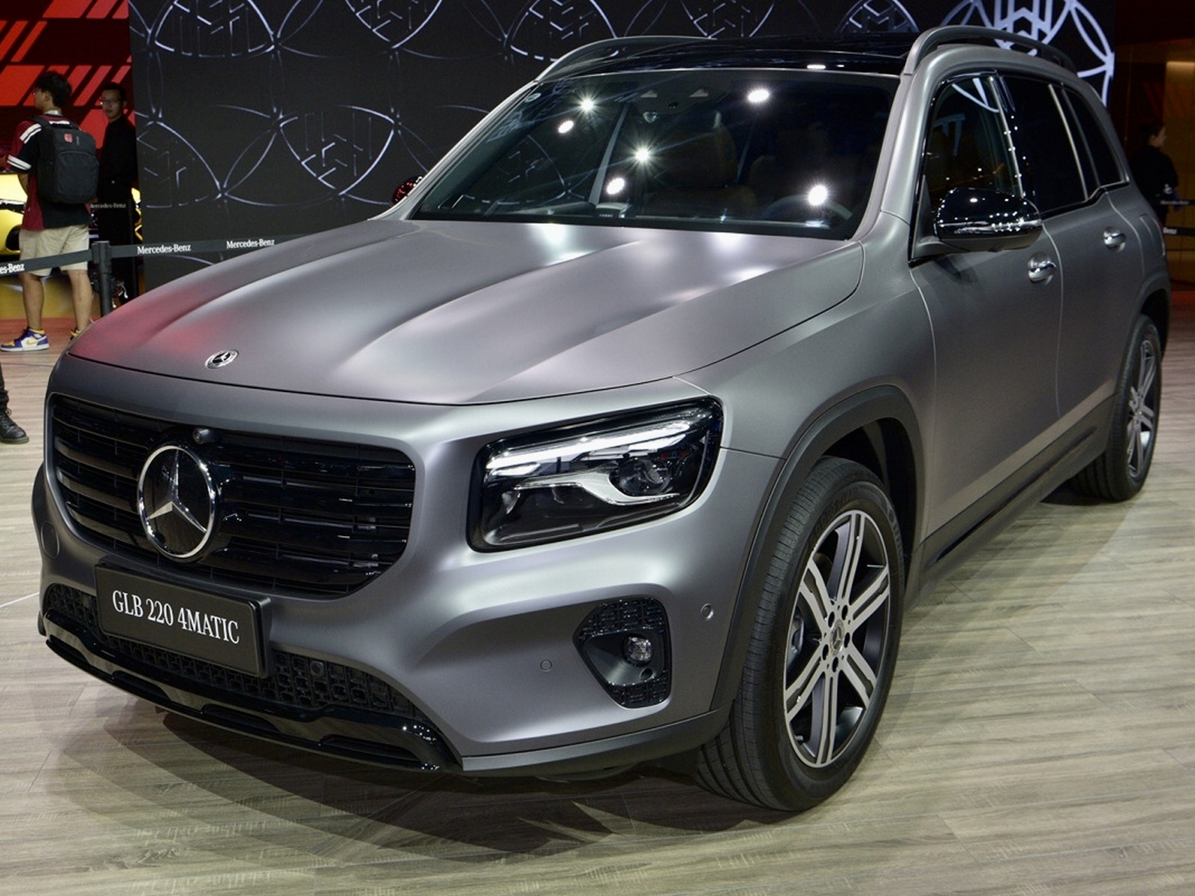 新款奔驰glb,灰色哑光车身更显神秘,大气!