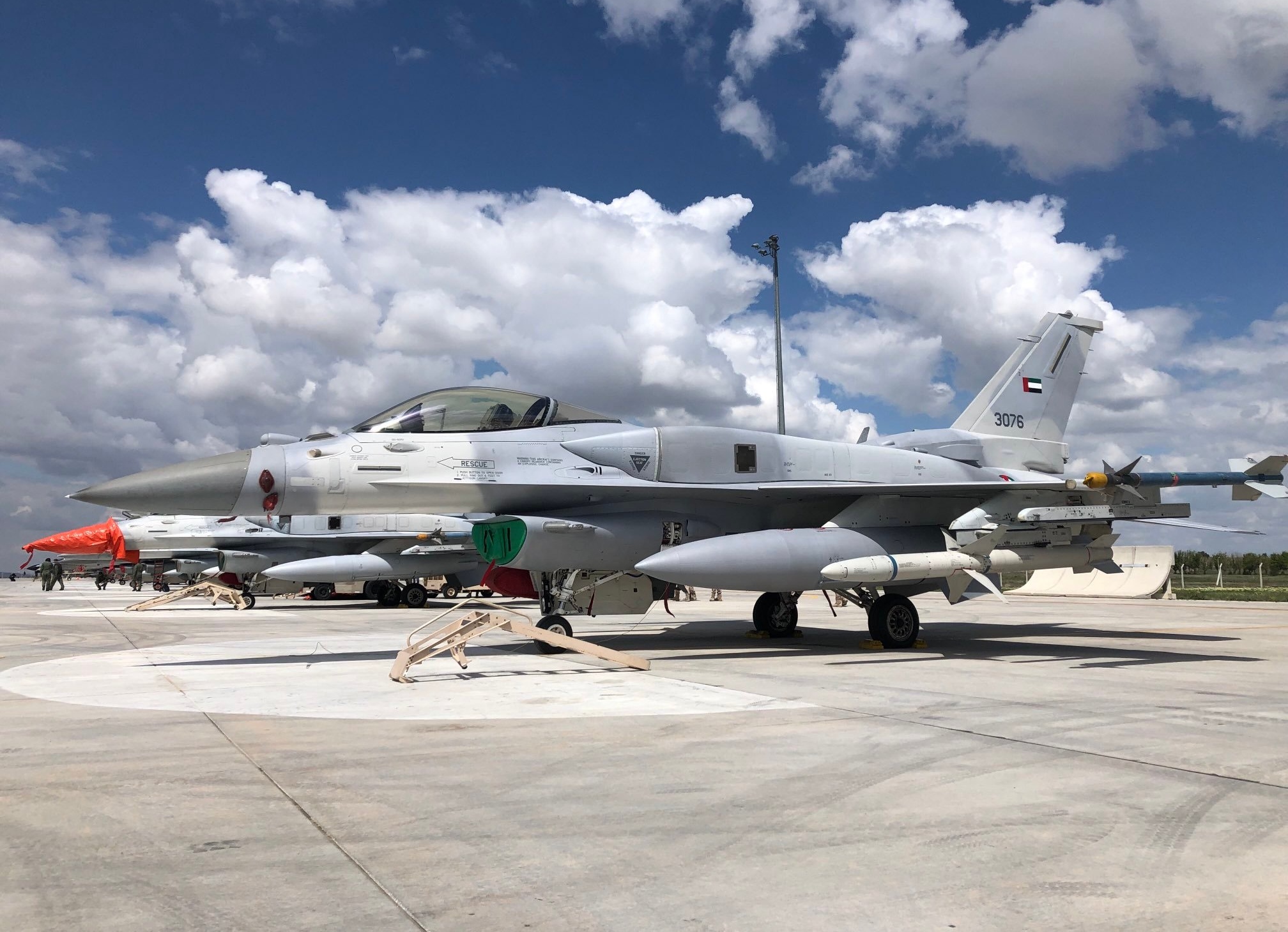战机欣赏:阿联酋空军 f-16e/f战斗机