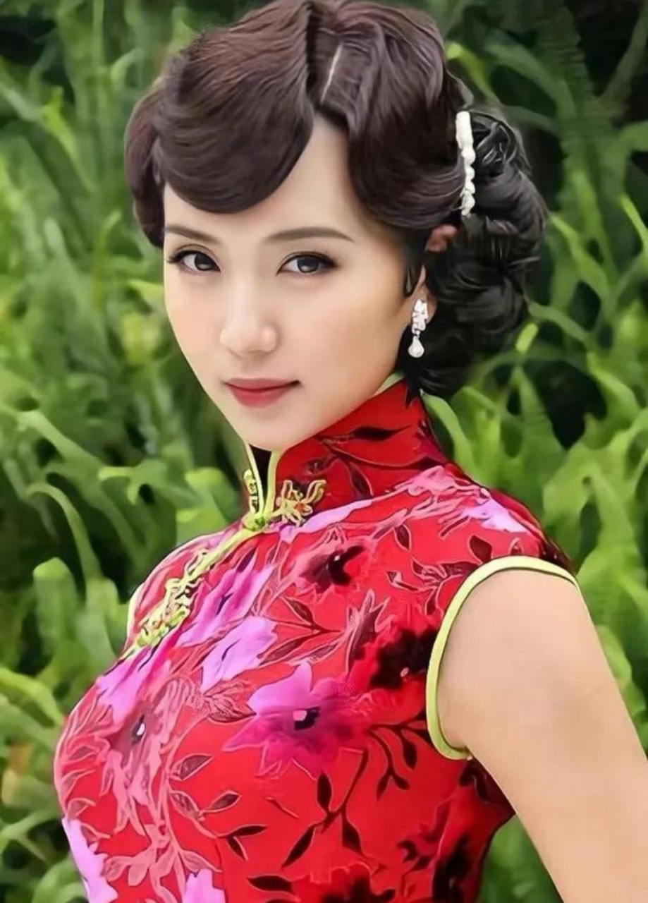 陈好真挺适合穿旗袍的,长着一张古色古香的脸,杏仁眼细弯眉很有年代感