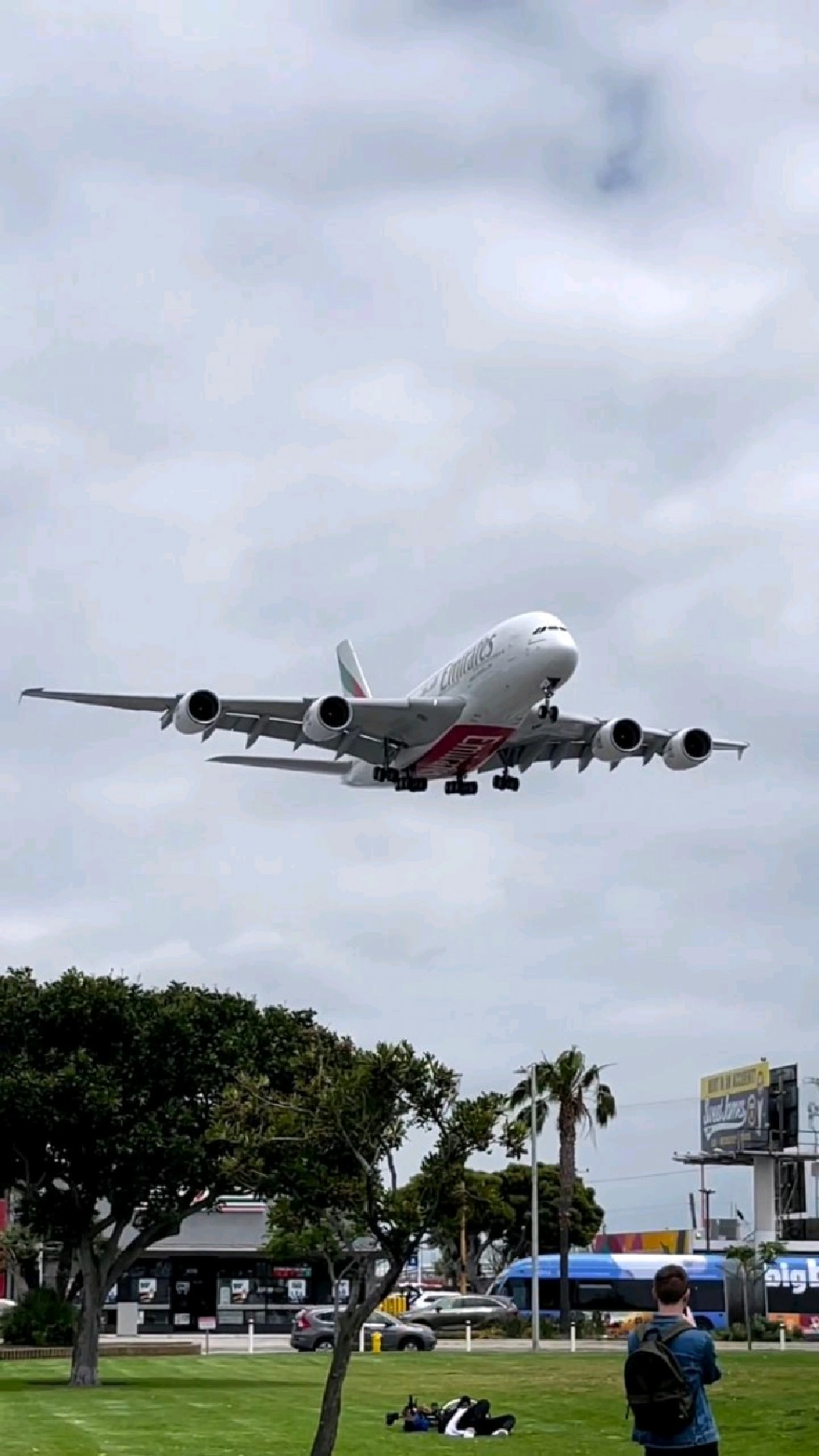 低空飞行的a380客机