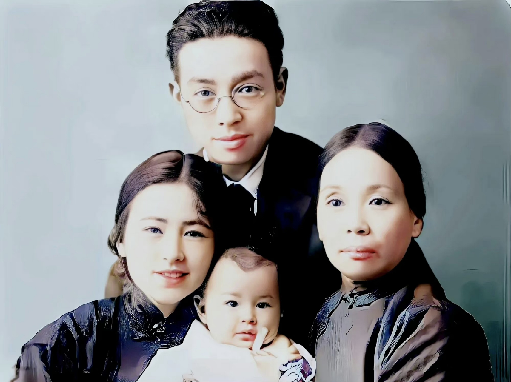 1930年,26 岁的林徽因和刚满周岁的女儿梁再冰合影,后面是她的先生