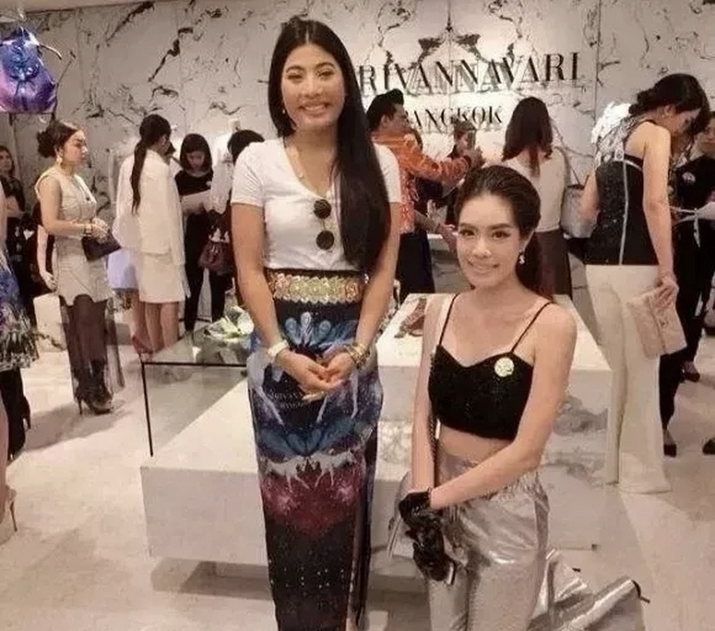 我发现,即使是知名泰星遇到泰国公主都得跪着合影.