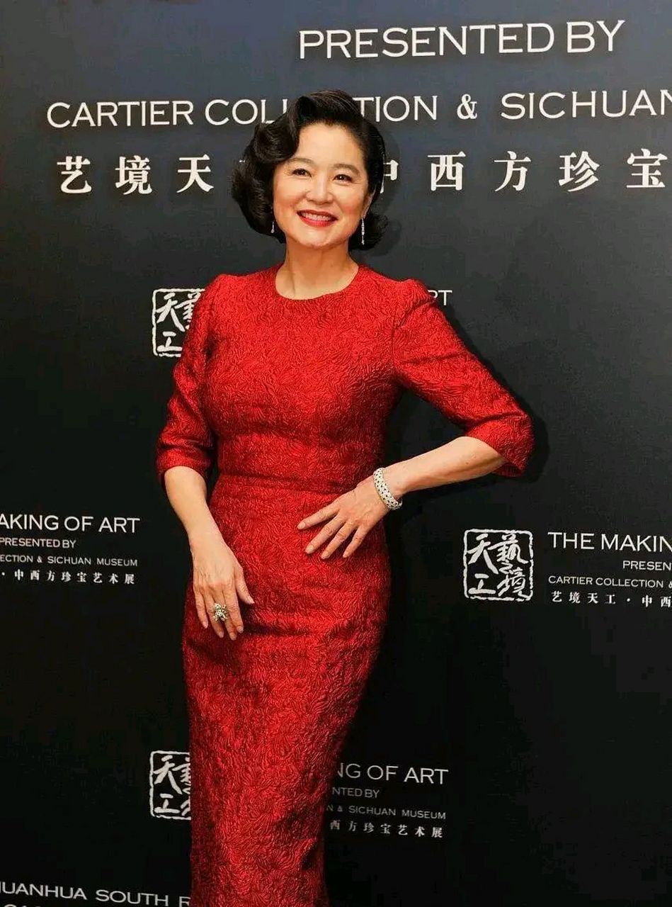 昔日,林青霞出席某活动,一袭红色提花紧身裙惊艳亮相!