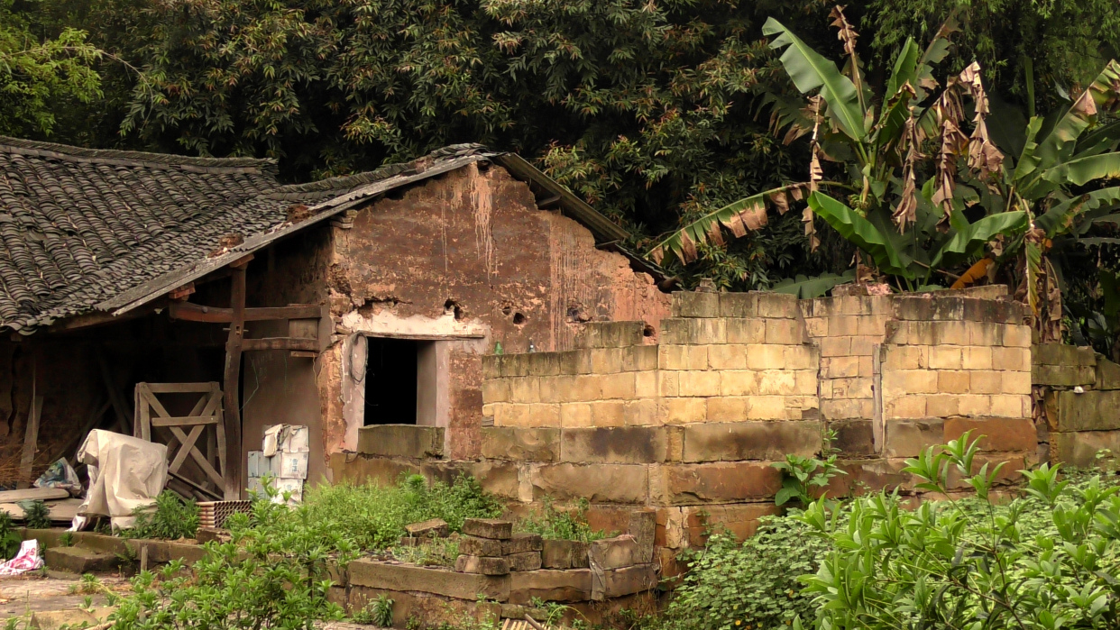 农村土瓦房何时竟成了"贫穷落后"的象征?该何去何从啊?