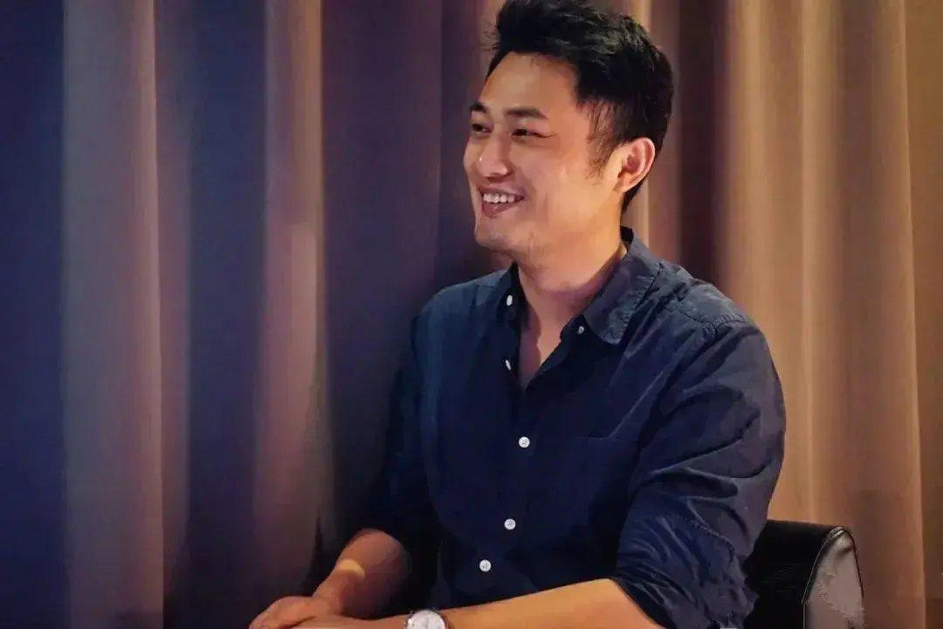 复旦大学教授向荣正在家中喝茶,突然电话响了,原来是一位美女编辑给他