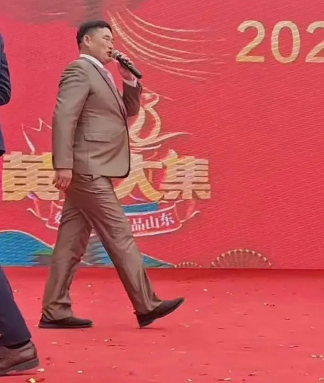 大衣哥现在走路都带风呀[嘻嘻]