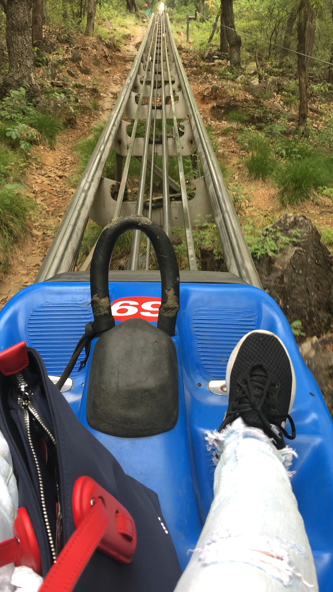 红螺寺上山缆车,上山就三分钟.美景算不上.但也挺有趣,就我一个人.