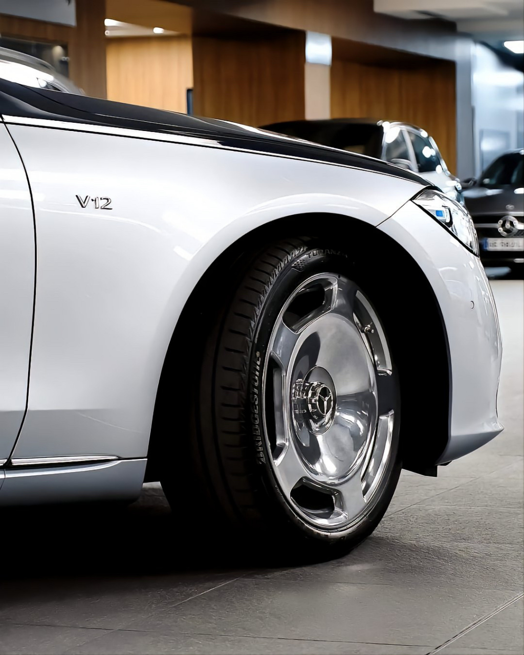 迈巴赫s680高端顶级车型系列 配合大饼电镀的轮毂直接彰显气场 时空银