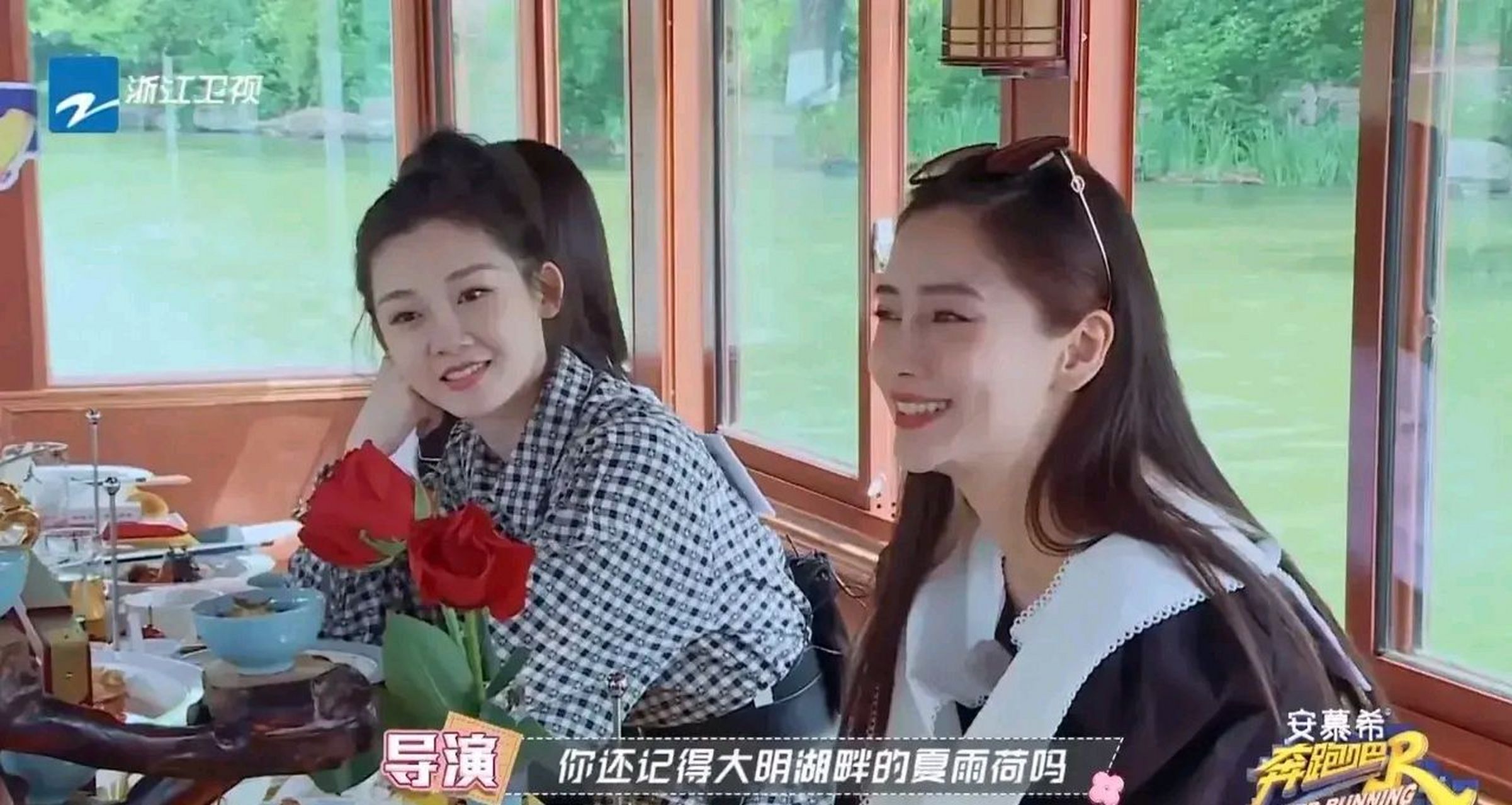 近日,苗苗作客浙江卫视《奔跑吧兄弟》的综艺节目,她身穿黑白格子衬衫