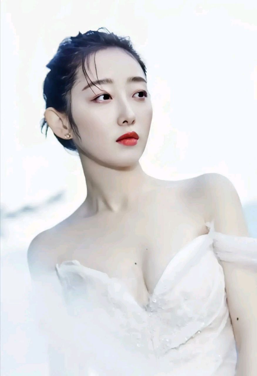 蒋梦婕深v低胸肌肤雪白,梦幻写真红唇迷人……#娱乐最前沿# #日常穿搭