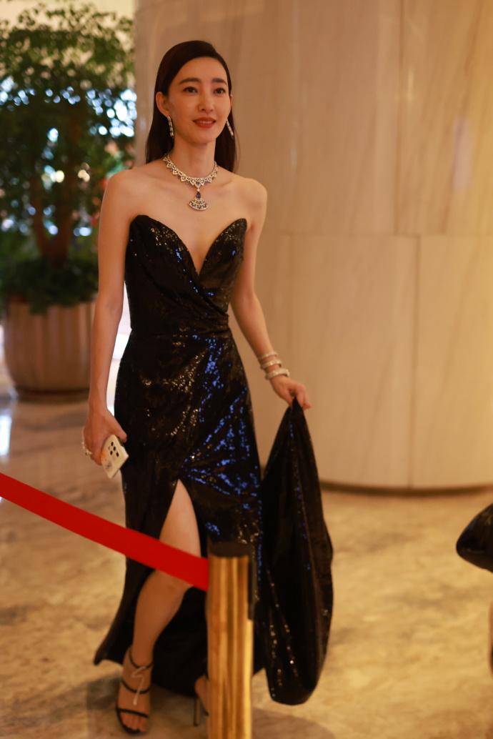 王丽坤散发迷人魅力,黑色低胸连衣裙展现性感魅力