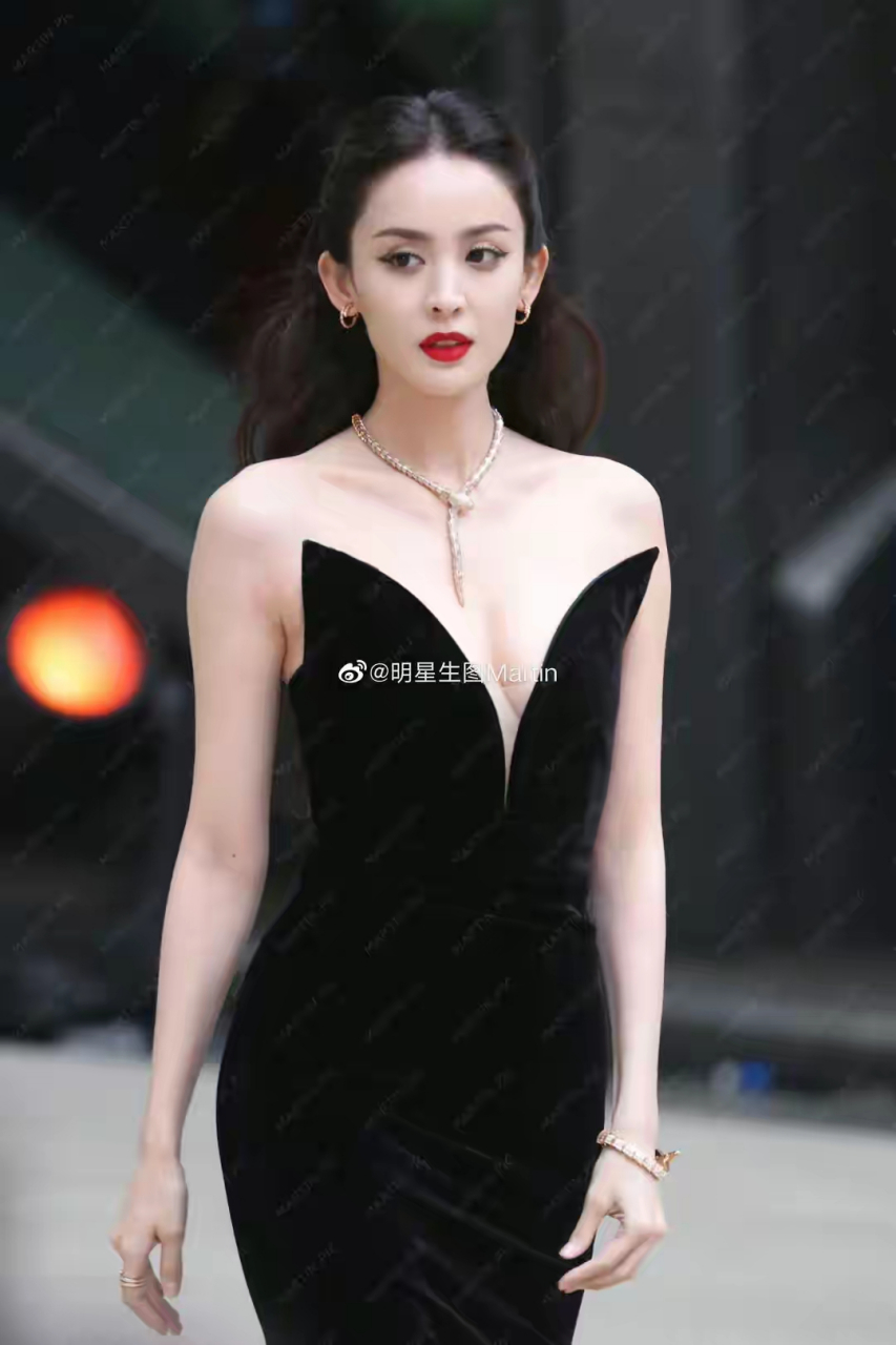 古力娜扎 身着黑色深v出席宝格丽红毯!