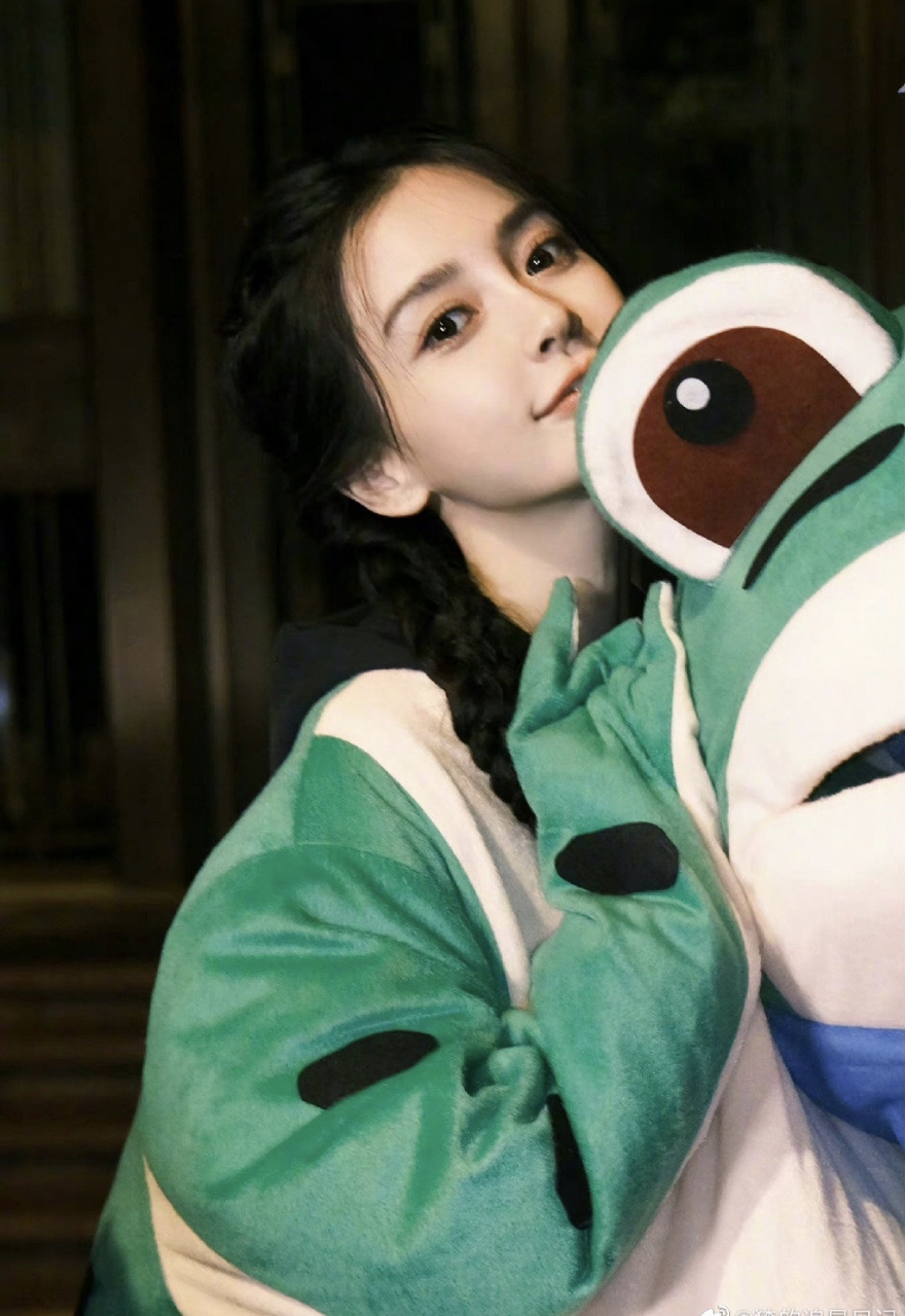 angelababy杨颖脚指甲很长,怀疑她没剪指甲[费解][费解] 女明星真难